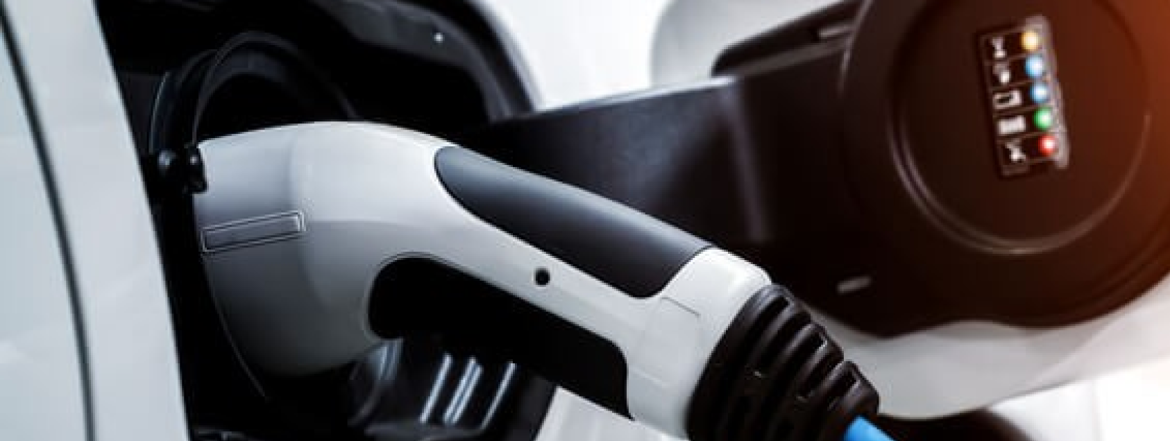 Cargador conectado a un vehículo eléctrico